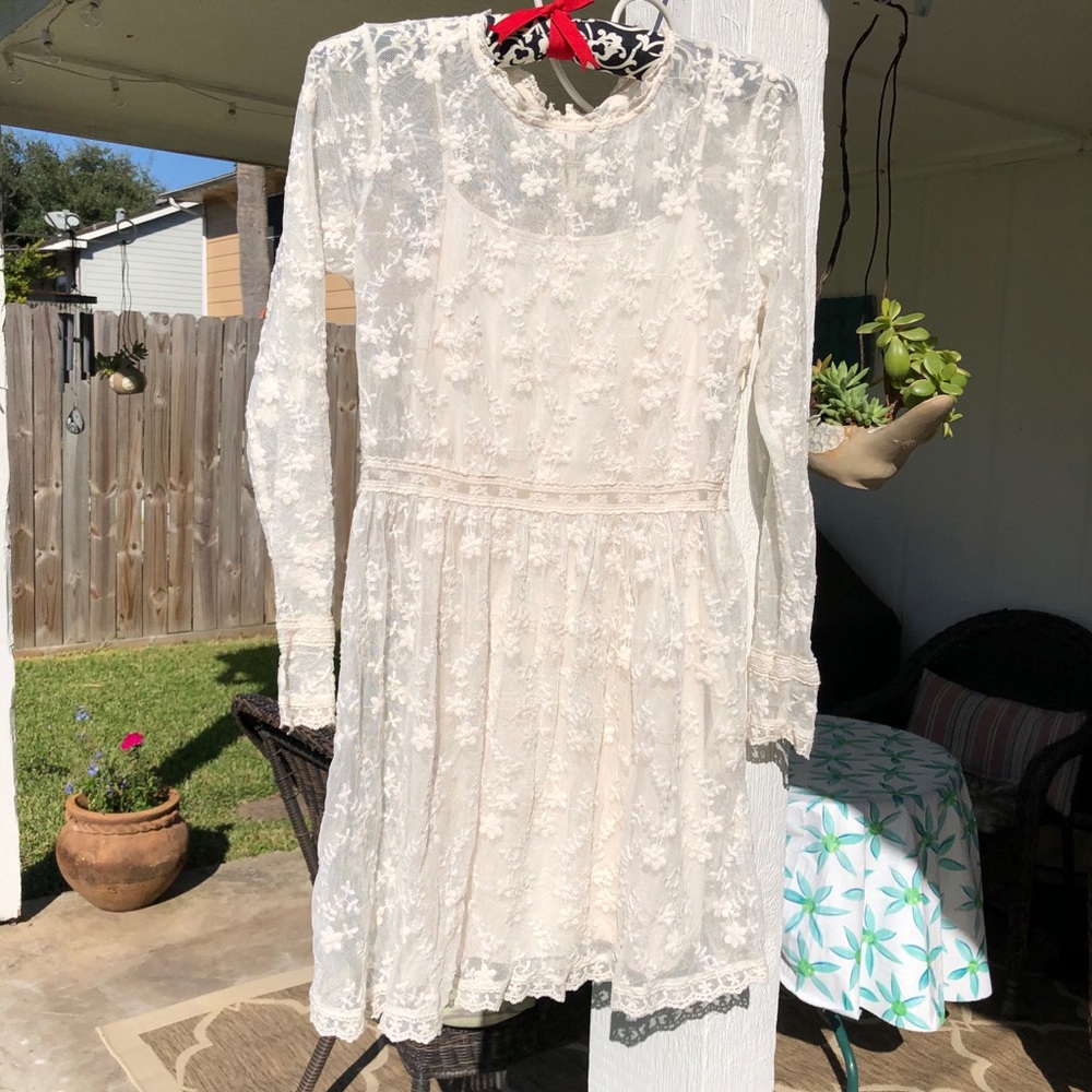🛍️ Lace Dress w/button back & long sleeve Cream S